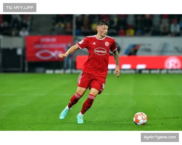 巴黎防守端高空球处理稳健 面对对手长传冲吊应对自如